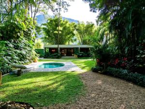 a house with a swimming pool in a yard at Exclusive Oásis by Lotta De Macedo Soares in Petrópolis