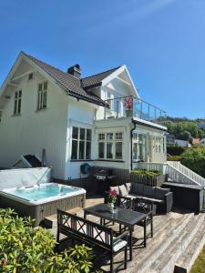 a house with a patio and a swimming pool at Solheimhuset - feriehus nær Tjøme og VerdensEnde in Tokenes