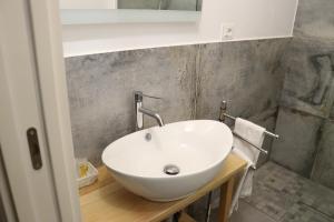Et badeværelse på De LoCa Rooms + 82 billeder
