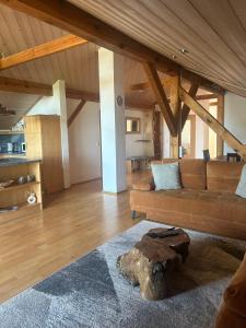 a large living room with a couch and a log at Ferienwohnung Heuboden in Reut