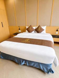 a large bed in a hotel room at Luxury 79 Hotel Hải Phòng in Hai Phong