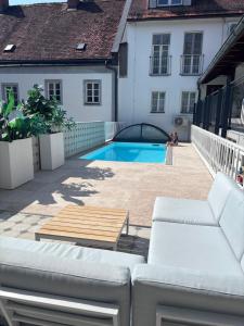 a backyard with a swimming pool and a house at Palais Wieserfeld in Steyr