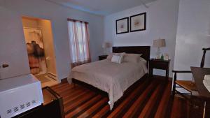 a bedroom with a large bed in a room at Ocean Spray Inn in Winthrop