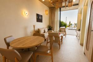 a living room with a table and chairs at Inanna Resort in Kifrayyā