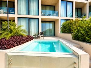 a swimming pool in front of a building at Inanna Resort in Kifrayyā