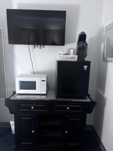 a microwave sitting on top of a black table at Ocean Spray Inn in Winthrop