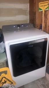 a white microwave oven sitting in a garage at Philomath place in Philomath