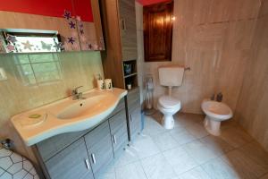a bathroom with a sink and a toilet at Casa Ferrero - appartamenti in Paesana