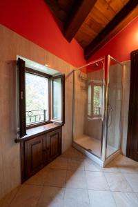 a large bathroom with a shower and a window at Casa Ferrero - appartamenti in Paesana