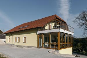ein Haus mit Balkon darüber in der Unterkunft Ferienwohnung Mayrhofer in Hofkirchen im Mühlkreis