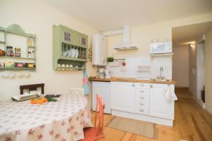 cocina con mesa y encimera en Little River View Triplex in Alfama, en Lisboa