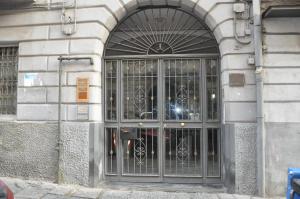 ナポリにあるCasa Cirilloの錬鉄門付きの建物への扉