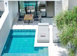 ein kleiner Swimmingpool mitten in einem Haus in der Unterkunft Toska Tower in Chrisi Ammoudia + 73 Fotos