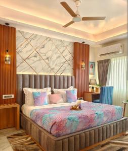a bedroom with a large bed and a ceiling at लेक एंड वुड्स in Bhīm Tāl