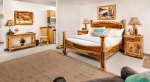 ein Schlafzimmer mit einem Holzbett und zwei Nachttischen in der Unterkunft Mat-Su Resort in Wasilla