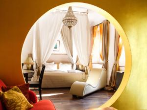 een slaapkamer met een bed en een spiegel bij Lounge Apartments in Krakau