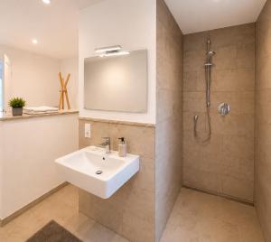 a bathroom with a sink and a shower at Gemütliche Ferienwohnung in Burgberg in Giengen an der Brenz