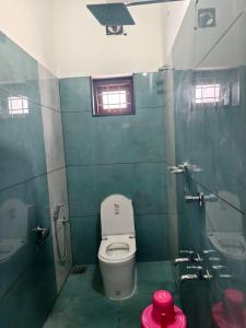 a bathroom with a toilet and two sinks at Havens Nature Homestay in Ambalavayal +5 photos