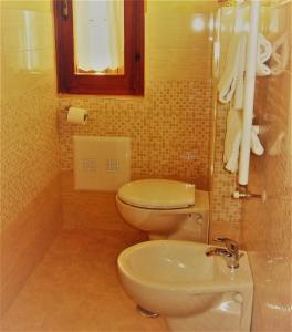 サトゥルニアにあるB&B 8380 - Pian Del Molinoのバスルーム(トイレ、洗面台付)