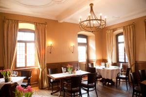 Um restaurante ou outro lugar para comer em Weinhotel Koegler