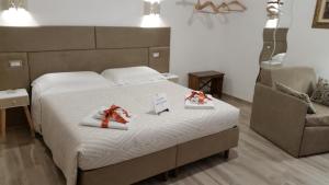 Un dormitorio con una cama con arcos rojos. en Casa Dell'Artista, en Matera