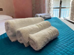 two towels on a bed in a room at Casetta in Centro in San Salvo