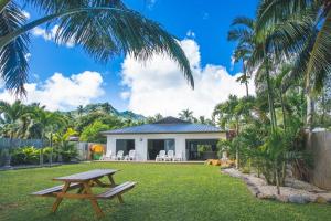 una mesa de picnic en el patio de una casa en Pae Moana, Rarotonga en Rarotonga