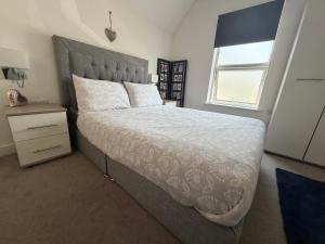 a bedroom with a large bed and a window at One Bed Flat Close to Station & River in Reading