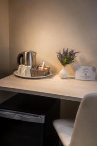 a shelf with a tea kettle and a vase of flowers at Da Nonna Iolanda in Caiazzo +5 photos