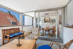 a living room with a table and chairs at Panoramablick am Steinhuder Meer in Steinhude