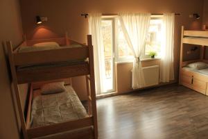 Habitación con 3 literas y ventana. en Falling Lakes Hostel en Korenica