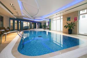 a large swimming pool in a hotel lobby at Residhome Paris-Massy in Massy