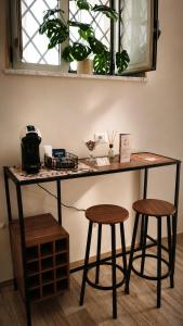 a table with two stools in a room with a counter at Da Nonna Iolanda in Caiazzo
