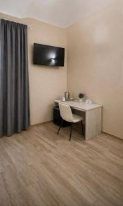 a room with a desk and a table with a chair at Da Nonna Iolanda in Caiazzo