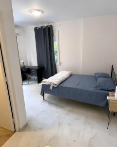 a bedroom with a bed and a desk at studio room with private bathroom-floor 2 in Athens
