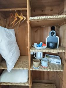 a room with a bunk bed with a coffee maker and a microwave at Domus Mazzoni in Capannori