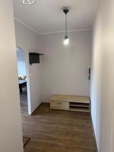 a room with a bench in the corner of a room at Apartament Piętrowy 138m2 in Gniezno