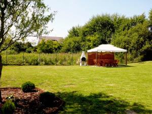 a gazebo with a picnic table in a yard at Pelikan in Sianozety