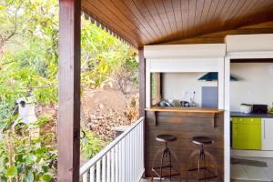 a kitchen on the balcony of a house at Bungalow confortable avec vue mer à Bouillante in Bouillante