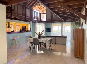 a kitchen and dining room with a table and chairs at Maison conviviale à Deshaies avec piscine partagée 120 m² in Deshaies +25 photos