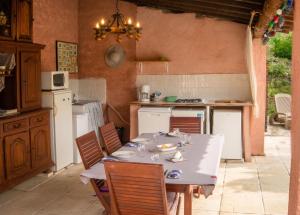 a kitchen with a table and chairs and a kitchen with a table and chairsktop at Appartement avec piscine partagée à Roquefort-la-Bédoule - 50m² in Roquefort-la-Bédoule