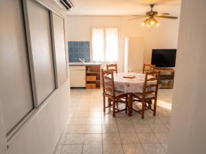 a kitchen and dining room with a table and chairs at Appartement avec piscine partagée à Roquefort-la-Bédoule - 50m² in Roquefort-la-Bédoule