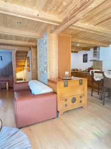 a living room with a couch and a table at Chalet Beaufort in Saint-Martin-de-Belleville