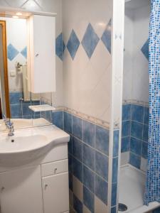 a bathroom with a sink and a shower at Maison charmante à Chirens avec jardin clôturé in Chirens +14 photos