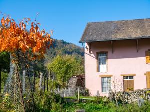 an old house in a village in the mountains at Maison charmante à Chirens avec jardin clôturé in Chirens