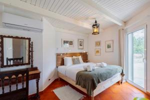 a bedroom with a bed and a mirror at Quinta da Amora in Quinta do Anjo