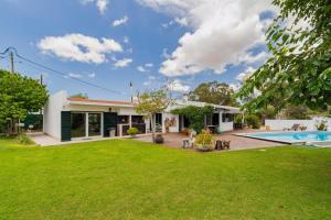 a house with a yard with a swimming pool at Quinta da Amora in Quinta do Anjo