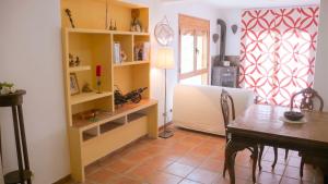 a living room with a table and a dining room at Chic apartment in Tolva, mountain view, 75 m², fireplace in Tolva