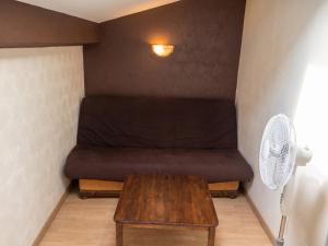 a couch in a small room with a table at Appartement charmant à Roanne, terrasse in Roanne