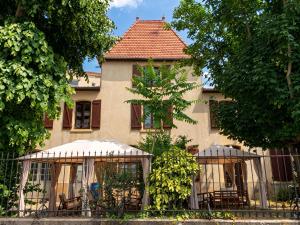 an old house with a fence in front of it at Appartement charmant à Roanne, terrasse in Roanne
